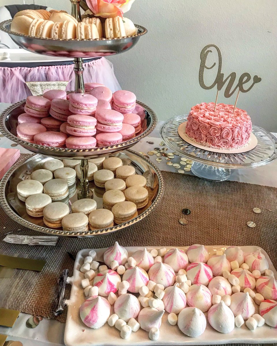 lightonthesugar's tweet photo. 🎈Our first celebration!!! Happy birthday to baby Natalie! 🎈#firstbirthdaypaty #dessert #cake #macarons #meringuecookies #cupcake #orlandoWinterPark #Orlando #ComingSoon https://t.co/gPDimOYCrN