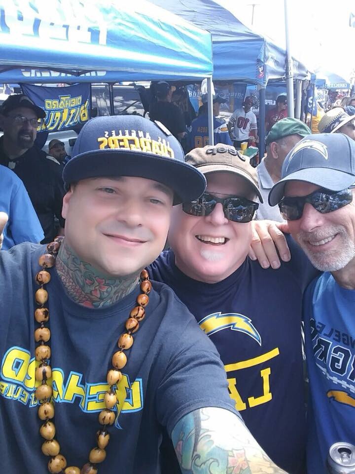 diehardboltclub's tweet photo. Some pics from today. We had A LOT of Niners fans come hang at Thunder Alley. The ones I spoke to said they heard about us in SF and that we were friendly to all. #WordIsGettingOut #FanUnity #ThunderAlley ⚡️⚡️ https://t.co/tc1pg0i5dF