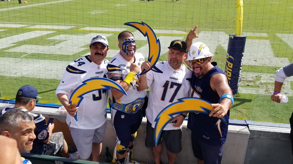 diehardboltclub's tweet photo. Some pics from today. We had A LOT of Niners fans come hang at Thunder Alley. The ones I spoke to said they heard about us in SF and that we were friendly to all. #WordIsGettingOut #FanUnity #ThunderAlley ⚡️⚡️ https://t.co/tc1pg0i5dF