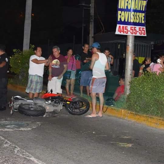 snake999666's tweet photo. #acapulco #guerrero #guerreronoticias 

21:00hrs

una pareja fue embestida por un auto tipo jetta color negro, frente al hospital del Issste, el masculino solo recibió golpes y lesiones menores, la mujer se reportó como grave, ambos fueron atendidos en el área de urgencias ISSTE https://t.co/G7fqWB9yuP