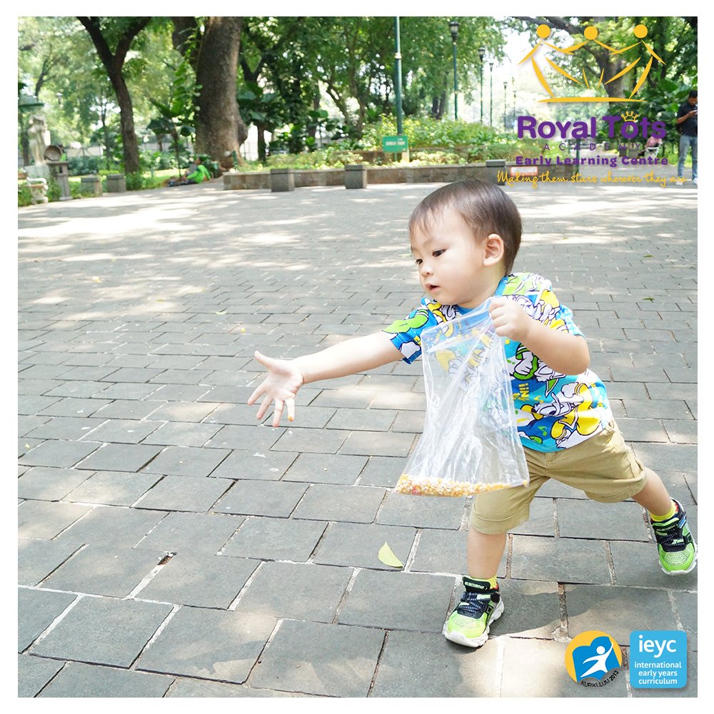 RoyalTotsIndo's tweet photo. Children don't stop exercising at the park! They run around with their friends or play on the grass.
#Preschool #preschooljakarta #earlyyears #sekolah #menteng #parent #ieyc #potd #learn #mom #dad #playbasedlearning #learningthroughplay #park #play #run #feeding #feddingtime https://t.co/yhd80j8E0i
