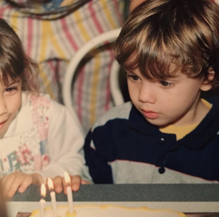 MBIsMySoulmate's tweet photo. FELIZ CUMPLEAÑOS NEGROOO🖤🎂 24 años🤧 opd que viejo ahre pásala muy lindooo, deseo que la vida te regale siempre lo mejor y nunca deje de sorprenderte💥 gracias por todo gil, nos vemos en noviembre, te amo♥️ 
Pd: viste que lindo eras de nene? Que te pasó ahora?🤢 ahre bromi https://t.co/aHQN7LdGAU