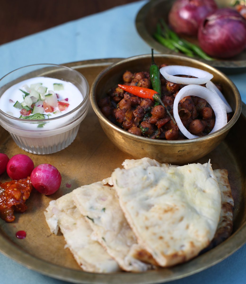 bindaashk's tweet photo. Stop devouring a salad at your desk with one hand on your keyboard! This Meatless Monday, try our Pindi Chana chickpea dry curry that comes with a side of naan and yougurt! #MeatlessMonday #Vegetarian #Vegan #Naan #SetLunch #PindiChanna #Channa https://t.co/9pXwwueuuX