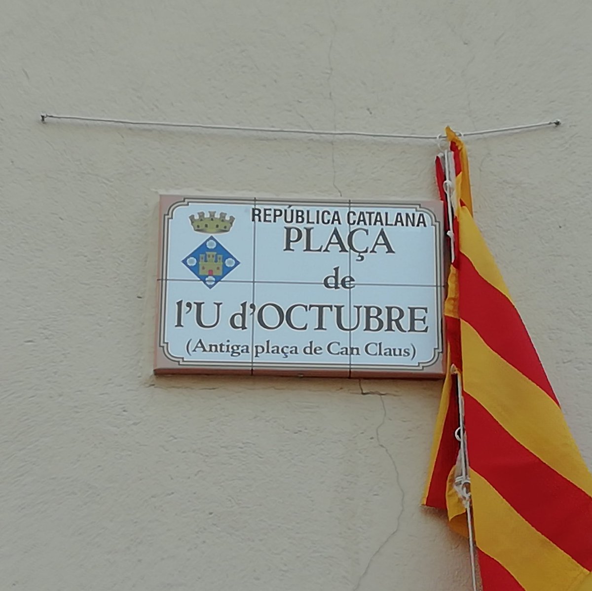 Gloriaborrall's tweet photo. #1Octubre #Orgull #Sentitdepertinença #Unsolpoble  #Unit #Alegre #Combatiu #Juntshopodemtot #República #PaïsosCatalans #Lluçanès #PratsdeLluçanès #LlibertatPresosPolítics https://t.co/A4IzxRFqfR