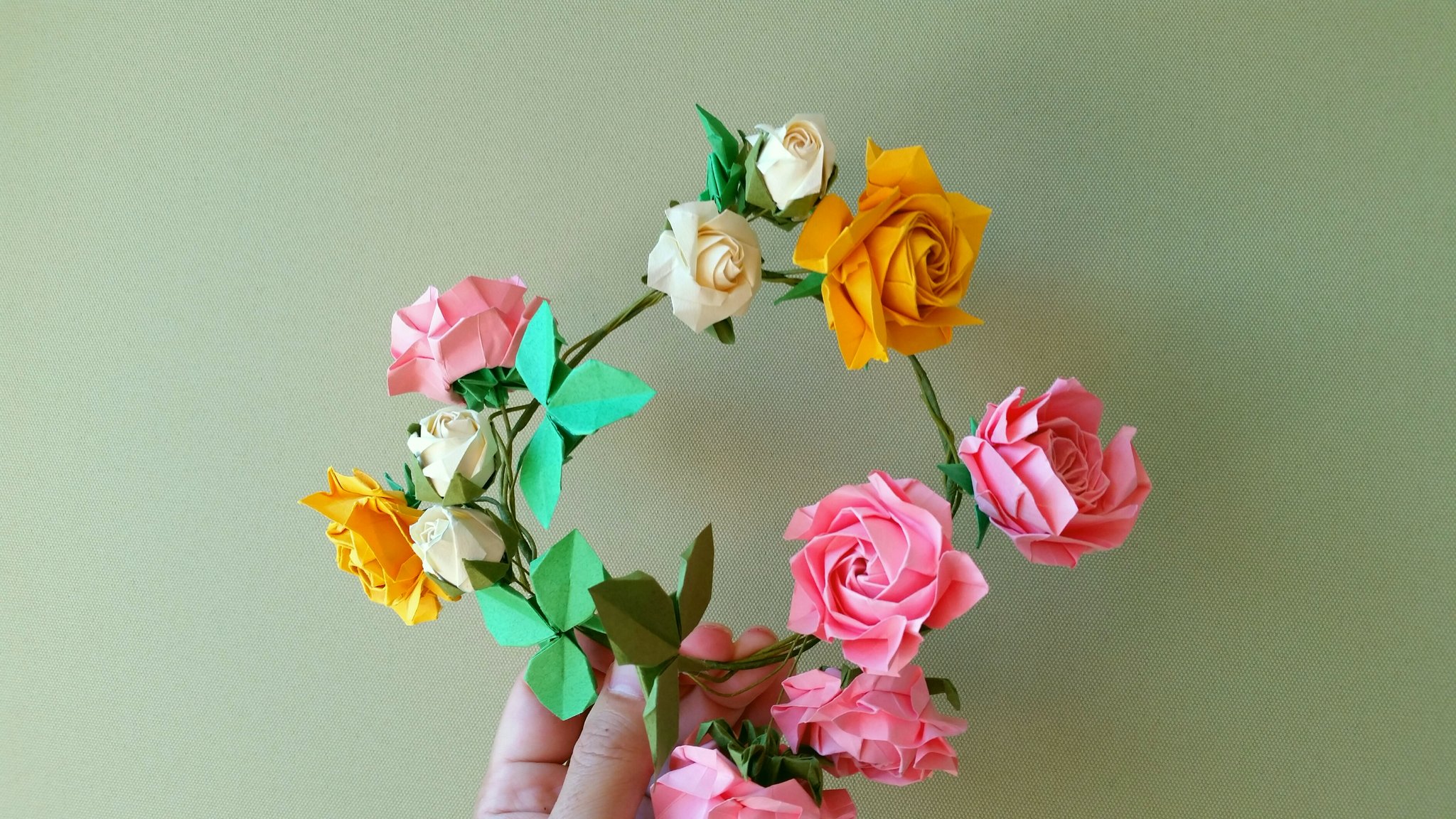 はぎーさん Hagi San めいっこの３才の誕生日プレゼント 花かんむりできました めいっこはノーリアクションですが 気分屋なので時間差で喜んでくれるだろうか 折り紙 佐藤ローズ 川崎ローズ 葉 リース 薔薇