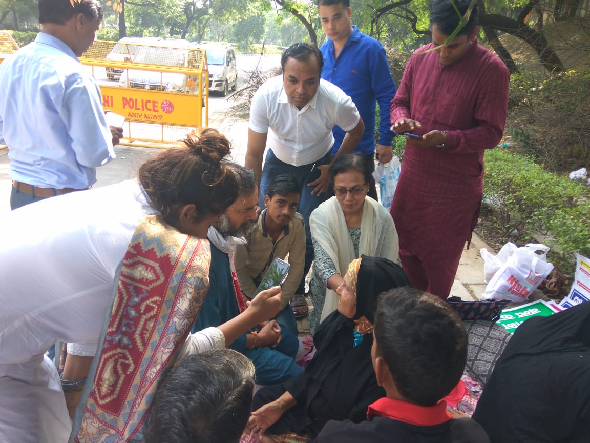 Yogendra Yadav (@_yogendrayadav) on Twitter photo рджрд┐рд▓реНрд▓реА рдкреБрд▓рд┐рд╕ рдХреА рдбреНрдпреВрдЯреА рдХрд░рддреЗ рд╡рдХреНрдд 4 рдорд╛рд░реНрдЪ 2016 рдХреЛ рд╢рд╣реАрдж рд╣реБрдП рд╕рд┐рдкрд╛рд╣реА рдЕрдмреНрджреБрд▓ рд╕реБрдмреВрд░ рдХреА 80 рд╕рд╛рд▓ рдХреА рдорд╛рдВ рдЕрдкрдиреЗ рдмреЗрдЯреЗ рдХреЗ рд▓рд┐рдП рд╢рд╣реАрдж рдХрд╛ рджрд░реНрдЬрд╛ рдФрд░ рдореБрдЖрд╡рдЬрд╛ рд▓реЗрдиреЗ рдХреЗ рд▓рд┐рдП рдЪрд╛рд░ рджрд┐рди рд╕реЗ рдЕрдирд╢рди рдкрд░ рдмреИрдареА рд╣реИрдВред рджрд┐рд▓реНрд▓реА рд╕рд░рдХрд╛рд░ рдиреЗ рдврд╛рдИ рд╕рд╛рд▓ рдореЗрдВ рдХреБрдЫ рдирд╣реАрдВ рдХрд┐рдпрд╛ред
рдореИ рдЕрднреА рдЕрдореНрдорд╛ рд╕реЗ рдорд┐рд▓рд╛ред рд╢рд░реНрдо рдЖрдиреА рдЪрд╛рд╣рд┐рдП рджрд┐рд▓реНрд▓реА рд╕рд░рдХрд╛рд░ рдХреЛ! рджрд┐рд▓реНрд▓реА рдкреБрд▓рд┐рд╕ рдХреА рдбреНрдпреВрдЯреА рдХрд░рддреЗ рд╡рдХреНрдд 4 рдорд╛рд░реНрдЪ 2016 рдХреЛ рд╢рд╣реАрдж рд╣реБрдП рд╕рд┐рдкрд╛рд╣реА рдЕрдмреНрджреБрд▓ рд╕реБрдмреВрд░ рдХреА 80 рд╕рд╛рд▓ рдХреА рдорд╛рдВ рдЕрдкрдиреЗ рдмреЗрдЯреЗ рдХреЗ рд▓рд┐рдП рд╢рд╣реАрдж рдХрд╛ рджрд░реНрдЬрд╛ рдФрд░ рдореБрдЖрд╡рдЬрд╛ рд▓реЗрдиреЗ рдХреЗ рд▓рд┐рдП рдЪрд╛рд░ рджрд┐рди рд╕реЗ рдЕрдирд╢рди рдкрд░ рдмреИрдареА рд╣реИрдВред рджрд┐рд▓реНрд▓реА рд╕рд░рдХрд╛рд░ рдиреЗ рдврд╛рдИ рд╕рд╛рд▓ рдореЗрдВ рдХреБрдЫ рдирд╣реАрдВ рдХрд┐рдпрд╛ред
рдореИ рдЕрднреА рдЕрдореНрдорд╛ рд╕реЗ рдорд┐рд▓рд╛ред рд╢рд░реНрдо рдЖрдиреА рдЪрд╛рд╣рд┐рдП рджрд┐рд▓реНрд▓реА рд╕рд░рдХрд╛рд░ рдХреЛ!