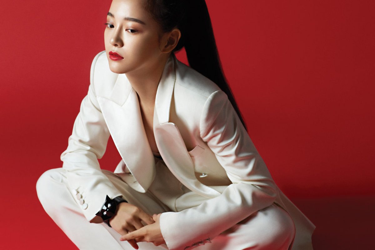 "결국 보면, 전 애에요. 남들은 다 저를 애어른이라고, 아저씨 같다고 하잖아요. 하지만 제가 무너지는 건 딱 스물셋이 겪고 힘들어할 만한 일이더라고요. 내 미래는 어디에 있을까? 내 진짜 친구는 누굴까? 그럴 때 나 진짜 어리구나 싶죠." >> 구구단 세정 인터뷰 보러 가기 goo.gl/pbdoB3