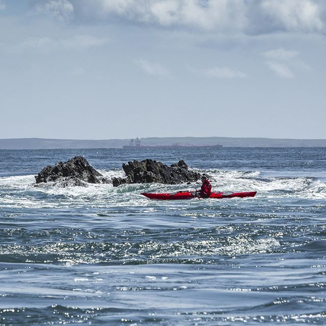 Kayaking The Bitches tidal rapids off Ramsay Island near St David's - a 1.5m surge with currents over 7 knots it's not for the inexperienced. At the same time, a great number of seals swimming past to keep you company.
#visitwales #seakayak #pembrokeshire #stdavids
.
.
.
.
.…
