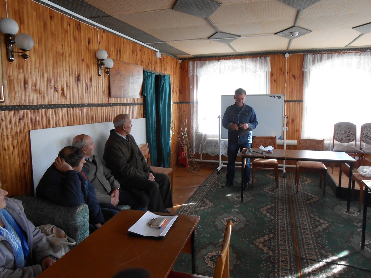 Университет "Третий возраст" продолжает  работу,мастер-класс по прививке яблонь проводит Анатолий Макин