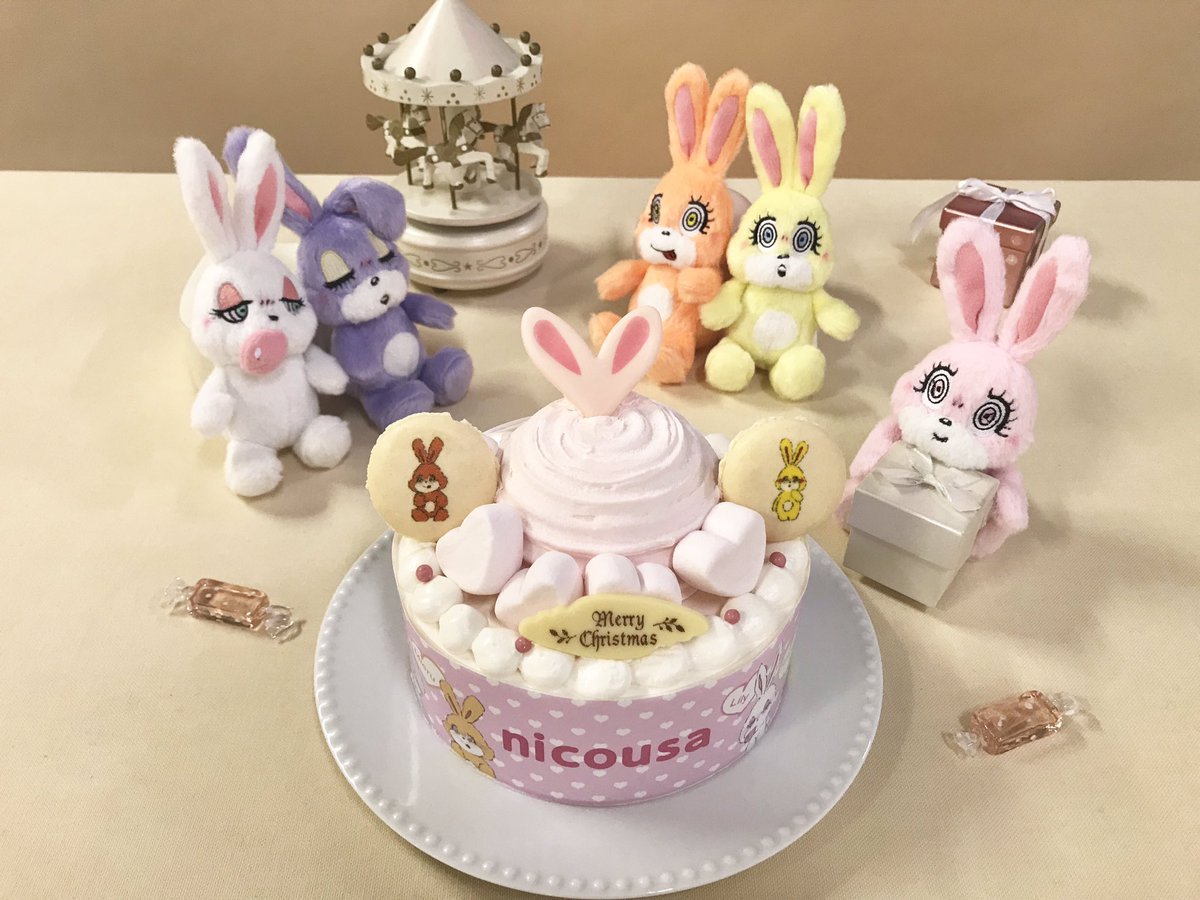 NiCORONofficial's tweet photo. 🐰Big News🐰

#nicousa クリスマスケーキの発売が決定しました🐰🎄

果肉入りのベリーソースがサンドされたキュートなケーキ🎂💕
ミエルとリモネのマカロンもトッピングできます🧡💛

本日10月1日から本州・四国の #イオン #イオンスタイル にて予約スタート！

▼予約サイト
https://t.co/IpU5TPOJNi https://t.co/Yp2u9WR4JS