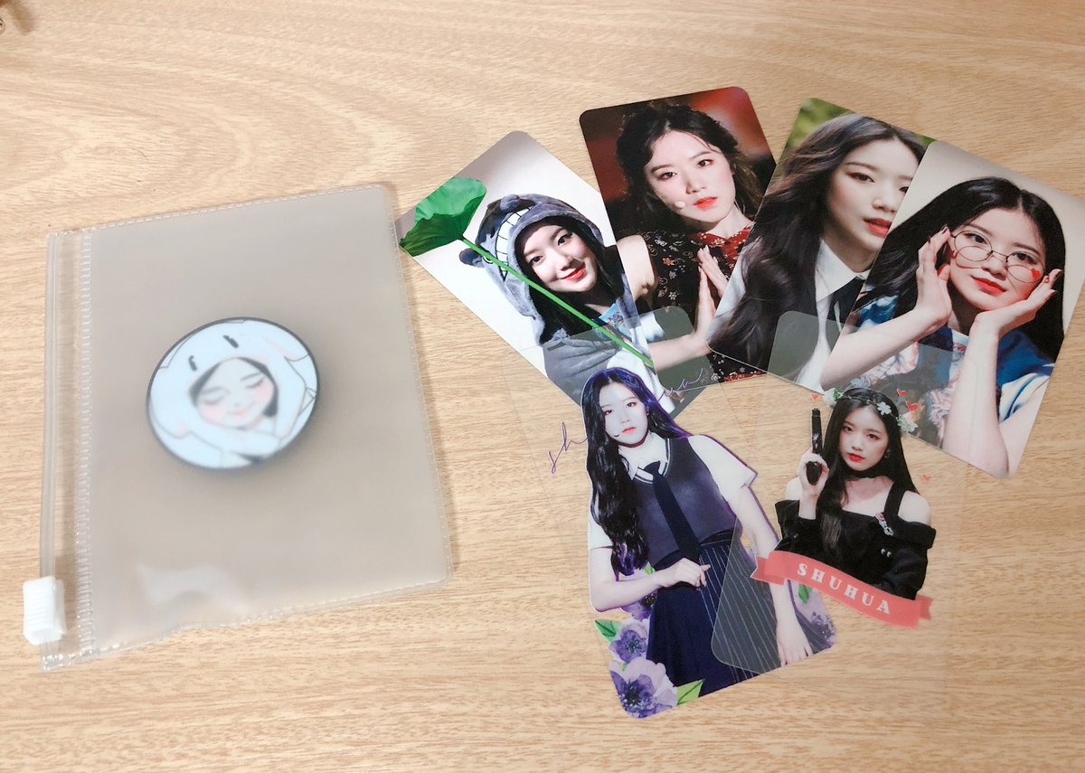 ssjismine's tweet photo. @20000106_SH 
뒤늦은 당첨 후기입니다ㅠ! 너무 잘받았습니다!💖 우리 옙흔 슈화 포카라니 ㅜㅜㅜㅜㅜㅜ 평생소장해야하는 퀄과 미모ㅜㅜ,,💕 팝소켓도 너무 기여워서 도저히 폰에 못붙이겠다는ㅜ 두고두고 가지고 있다가 조카물려줘야겟어요 우리 슈화미모 500년동안 전해내려지게,,ㅎㅎ 감사함니당💖 https://t.co/dRiXiWqXJW