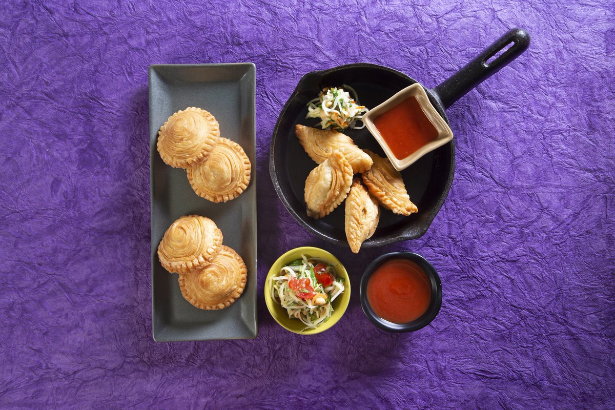 Come over to The Fatty Bao for ‘Fatty's Amazin' Race – Thailand’ and try the Karee Puff -Chicken / Vegetarian - served with chilli sauce and papaya salad!
*
26th September to 21 October!
*
#thailand #amazingrace #fatty #city #yellowtaxi #amazing #foodgasm #Bangalore #Mumbai