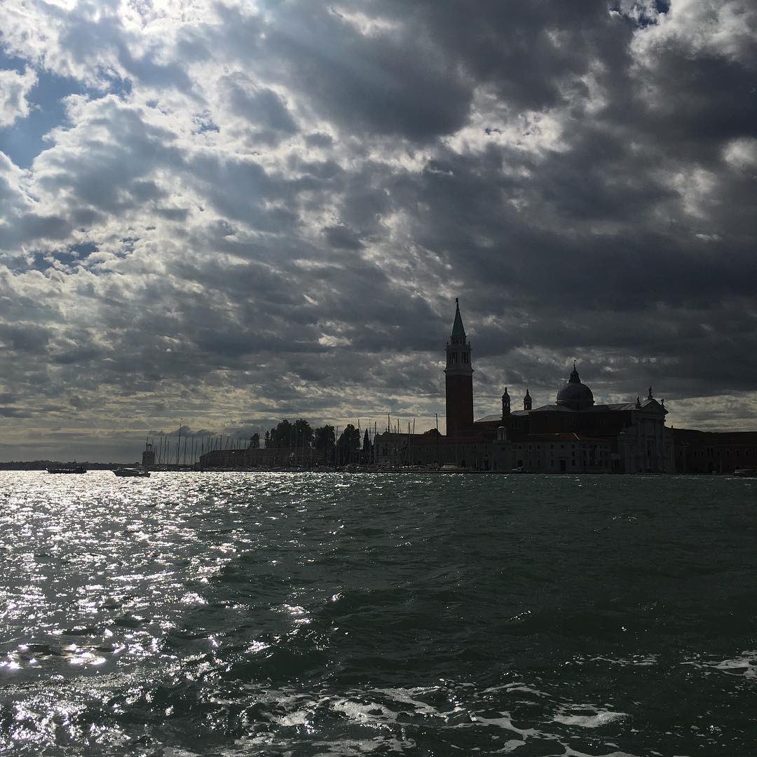 🍁 Buongiorno, amici! Il sole lotta contro le nuvole, il mare corazzato d’argento. Buon lunedí! 🍂

#1Ottobre 
#CasaLettori