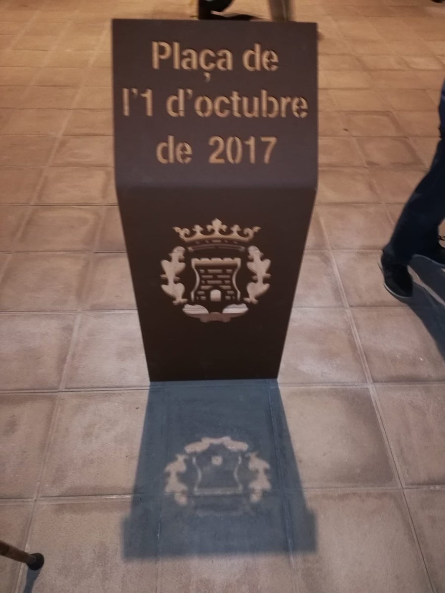 Balanet45's tweet photo. Això és el que passa a Catalunya
Els feixistes atacant #Vilabella durant la nit com a rates, destrossen la placa de la plaça #1o #miserables #NoPassareu https://t.co/m0uQKJUcjt