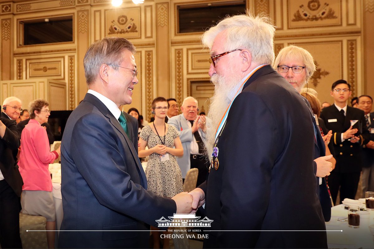 제 70주년 국군의 날을 맞아 청와대 영빈관으로 국군장병과 유엔군 참전용사, 가족들을 초청해 오찬을 나눴습니다. 조국이 부여한 임무를 흔들림 없이 수행해 온 국군 장병 여러분과 묵묵히 그 길을 뒷받침해온 가족들께 깊은 감사의 말씀을 전합니다. goo.gl/Rvf1MX