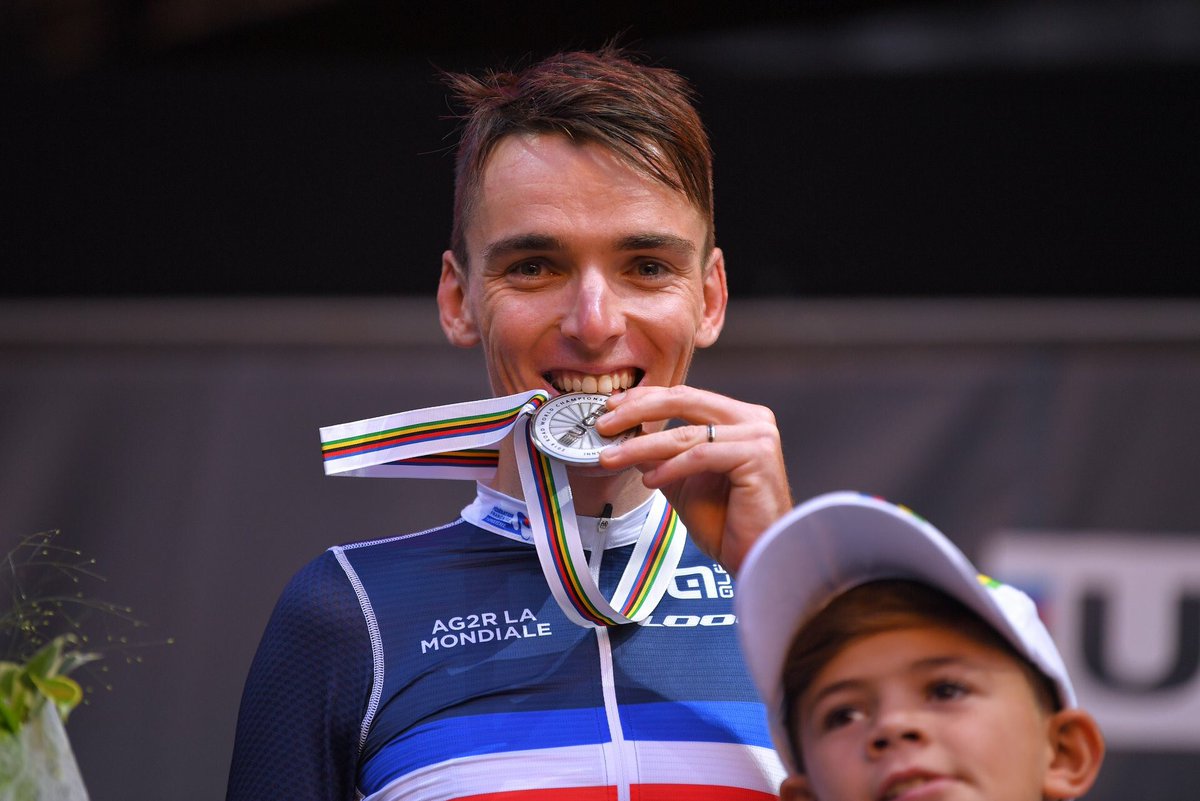 De retour d’Innsbruck, des souvenirs tricolores plein la valise. L’arc-en-ciel était hors format, mais les souvenirs créés rendent l’aventure unique. Merci <a href="/FFCyclisme/">FFC</a> 🇫🇷