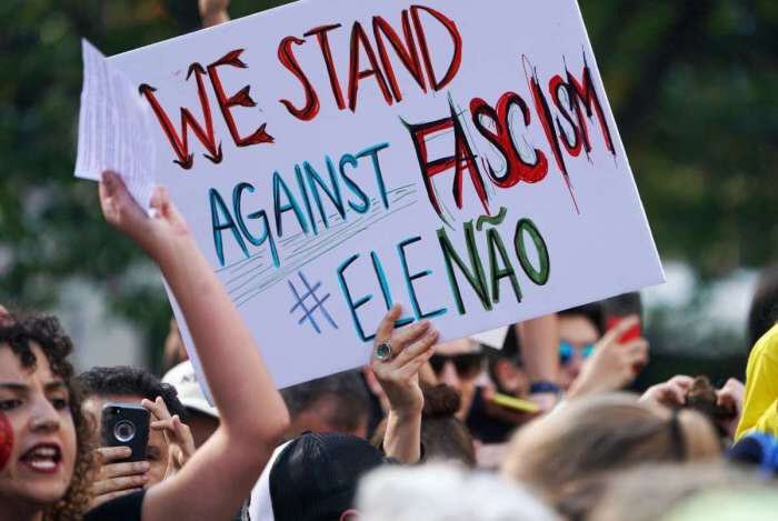 Brezilya'da kadınlar hayatları için faşizme karşı yürüyor. Kadınların hayatları için sloganı ile faşist, kadın düşmanı başkan adayı Bolsonaro'ya karşı kadınların çağrısı ile binlerce kişi yürüdü. #elenao #nothim #Fascismonao #machismonao
 #ÉPelaVidaDasMulheres