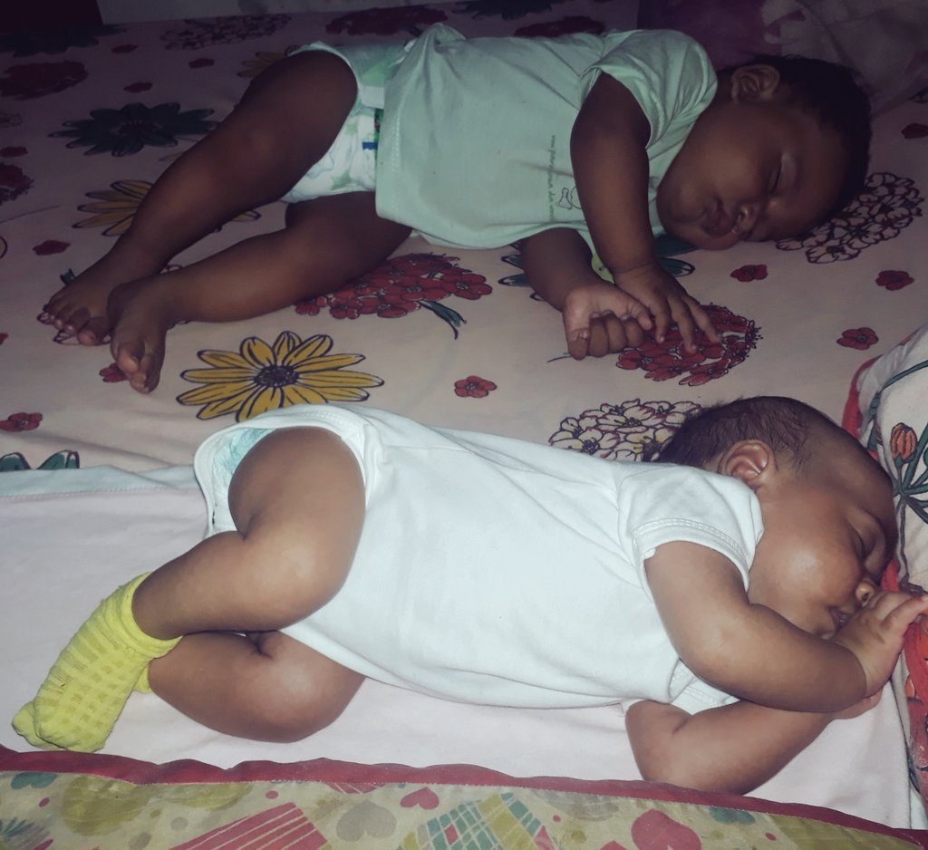 Fabuloosa11's tweet photo. Que soninho gostoso dos meus bebês , nem parece que eles são bem atentadinhos 🤣😍👶👣❤  #Arthur &amp; #Elloáh ❤💙 https://t.co/SMkST2IF1N