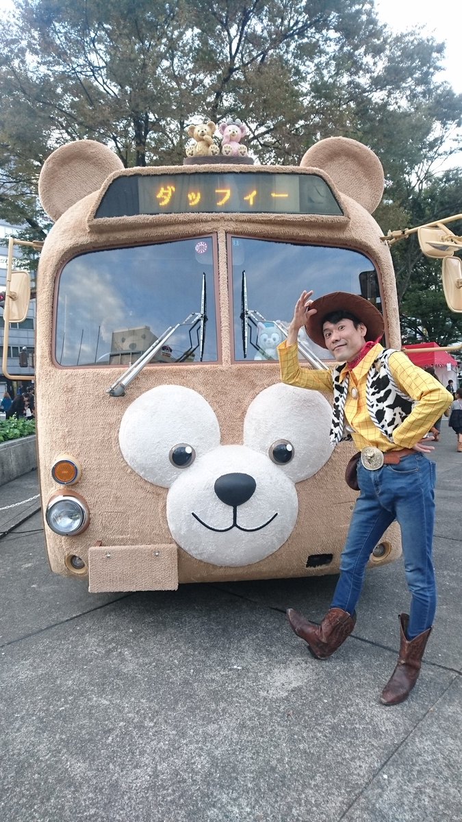 リアルなウッディ ストリートおもちゃ ねぇ 知ってる 10月21日の栄周辺にて行われる名古屋祭りにて ミッキー達 ディズニーの仲間達が ディズニー35周年のスペシャルパレードをすることを この日にはジェラトーニバスも名古屋城に来るから今からたっ