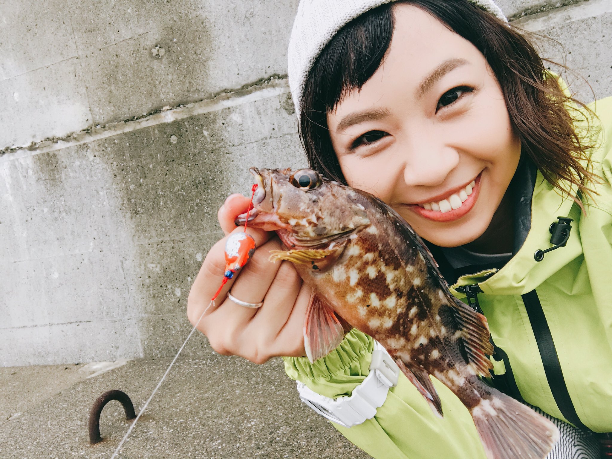 石川文菜 Egg Arm Rod とegg Shot Lure Jackallのhpにはまだ公開されていない発売前の アイテム 穴釣り用のロッドと仕掛けが出るよ 釣りよかでしょうの実釣 動画に初めて出た時にやったのが穴釣り それのロッドと仕掛けをjackallので揃えられる
