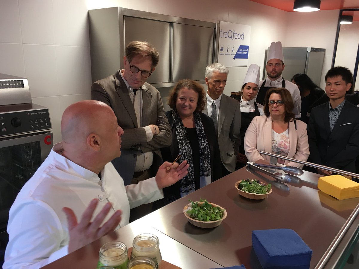 Paris_and_Co's tweet photo. [#Inauguration] C’est parti pour la démo de #cuisine de Thierry Marx ! Tout le monde est attentif 🤓🍽   #SFLab @SmartFoodParis  @Paris_and_Co #Food https://t.co/Uz2Fy6FV9j