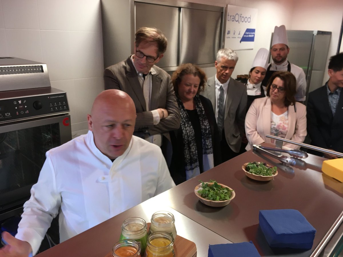 Paris_and_Co's tweet photo. [#Inauguration] C’est parti pour la démo de #cuisine de Thierry Marx ! Tout le monde est attentif 🤓🍽   #SFLab @SmartFoodParis  @Paris_and_Co #Food https://t.co/Uz2Fy6FV9j