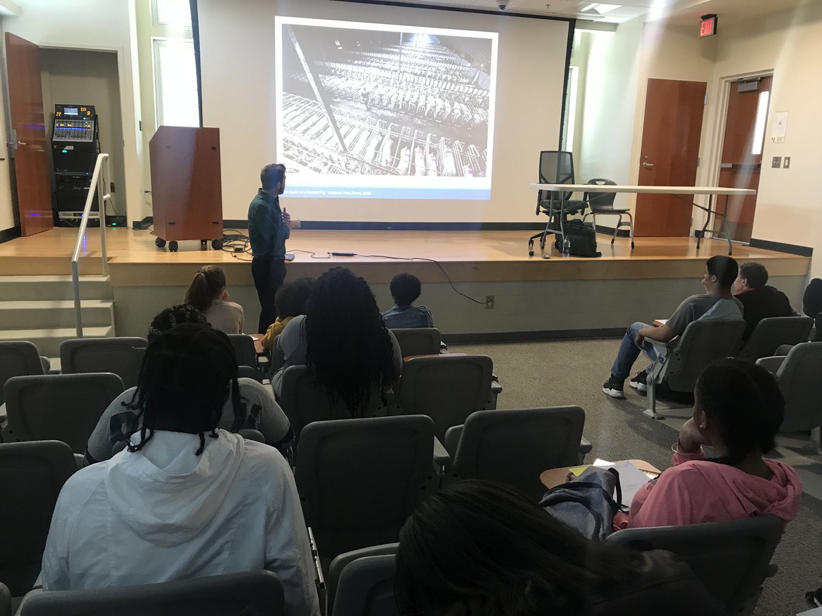 CHUHSchools's tweet photo. .@HeightsHighCHUH biology classes had an opportunity to apply the topics they study to something they do every day: figure out what to eat. The students spent their science period listening to a presentation from the Ethical Choices Program https://t.co/TdeaoFzCfA https://t.co/oQkZjO2ULt