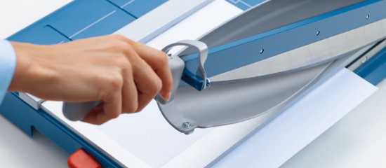 WorklifeExperts's tweet photo. #Schneidemaschinen, #Cutter und #Schere - wer viel mit Schneidewerkzeug arbeitet, sollte auch auf #Schnittschutz achten. Habt ihr euch schon einmal am Arbeitsplatz geschnitten? https://t.co/a5777Lo7Y9 https://t.co/XsJW6oeG2H