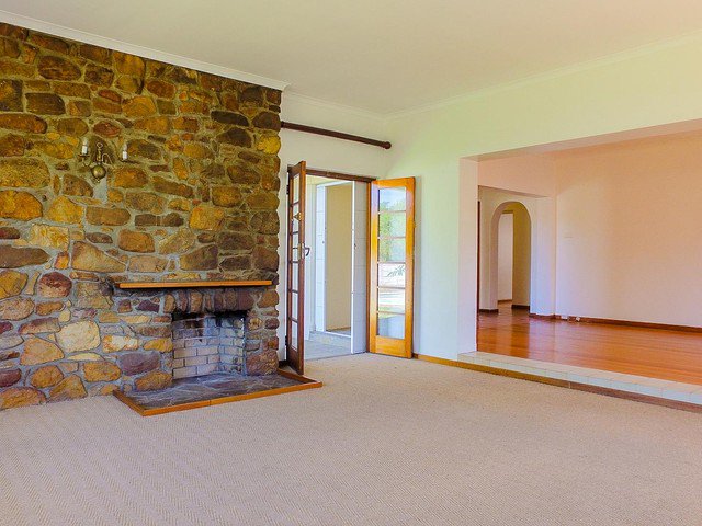 knightfrankSA's tweet photo. DELIGHTFUL AT THE PRICE
Come and take a look at this sturdy older home that will respond well to modernisation. It has two living areas, one of which overlooks the mature leafy garden. 

More: https://t.co/2OOZxqmdEI

#bergvliet #capetown #property #knightfrank #constantiaberg https://t.co/FUUYz9pVC6