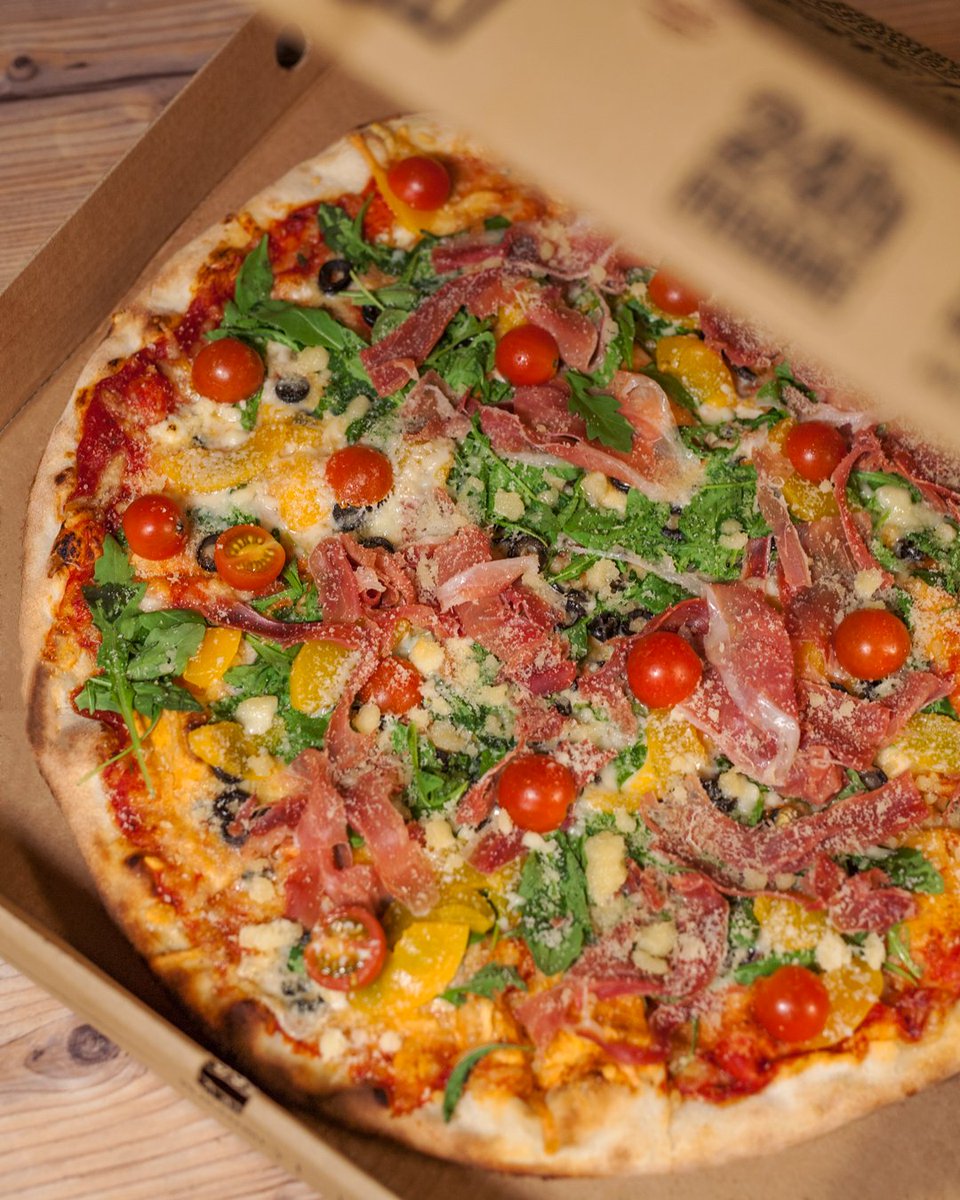 🏅 Čempioni, stāvot uz pjedestāla, iekožas zelta medaļā. Esi čempions vai nē, bet noteikti zinām, ka līdzīgas sajūtas saņemsi, iekožoties Čempionu picā! 😝🍕