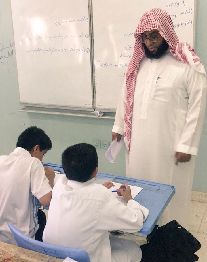 Rmaah1's tweet photo. جانب من تنفيذ الاختبار المعياري أحد أدوات مؤشرات الأداء بمتوسطة الإمام البغوي ويظهر في الصورة المشرف التربوي أ.منصور الغصن https://t.co/hjinw1uVEv
