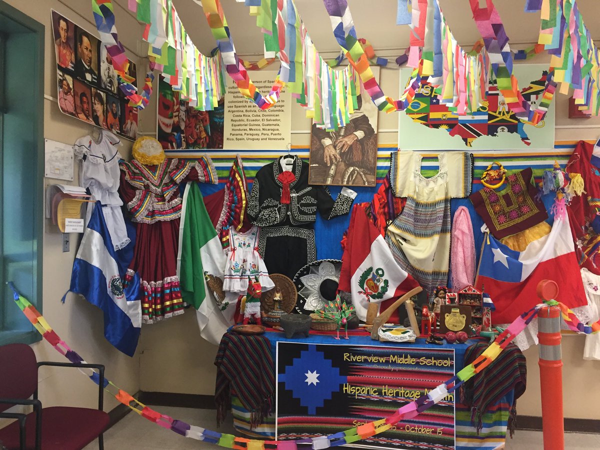 ELLyeah_mdusd's tweet photo. Beautiful display honoring Hispanic Heritage month courtesy of Riverview’s parents Go Vikings! ELLyeah_mdusd https://t.co/rzicKKMi6d