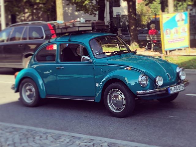 Schweinshaxn's tweet photo. Blue Monday 💎💎💎💎💎 #vwkäfer #volkswagen #auto #car #carsofinstagram #oldtimer #munich #perlach #münchen #photography #photowalk #bavaria #bayern #germany #germancars #blue #petrol #gazoline #street #streetsofmunich #ltw https://t.co/clBBrDo6UG https://t.co/xaucQ4wTwx