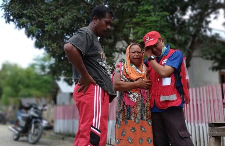 ifrc's tweet photo. Here's our #MondayMotivation!

Andi Satar, a volunteer with @PalangMerah, has been searching for his family since the #SulawesiEarthquake. 

Today he found them 😊: https://t.co/F4JClZ4VJm. https://t.co/ZkNp9tNlvG