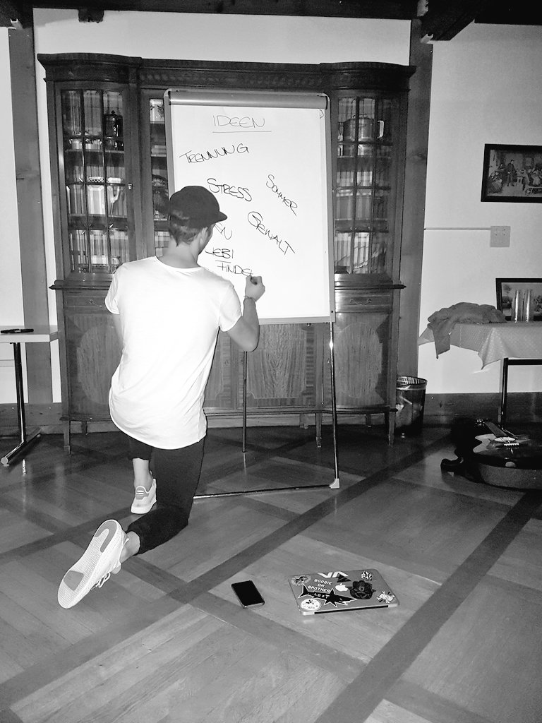 _rmoana's tweet photo. Songwriting #sc2018_01 #chuntguet #happysong @DomSweden https://t.co/kBNCg0XC3z