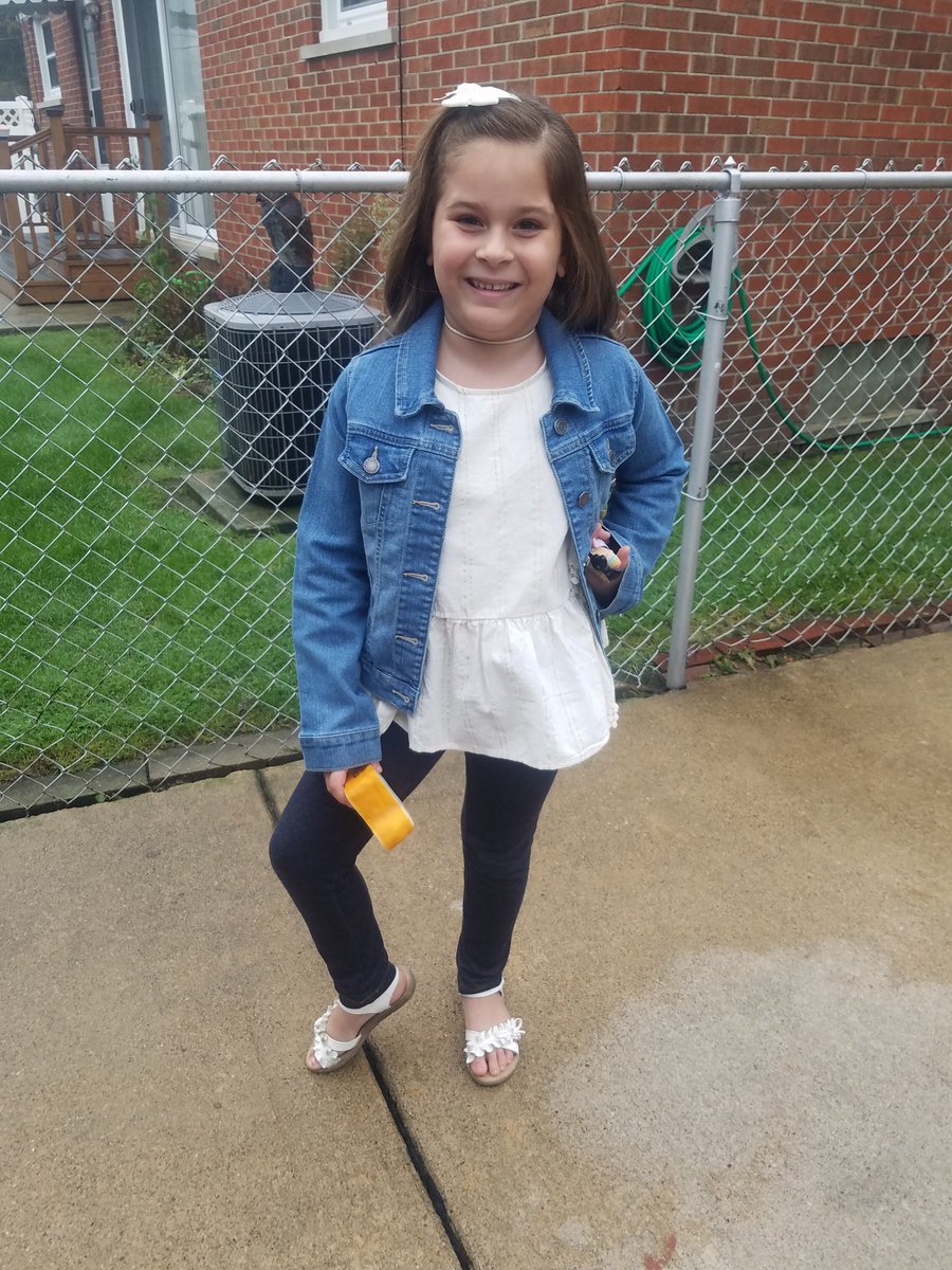 LaylaElzein23's tweet photo. 1st grade picture day! @hannahyoskovich @HillcrestElem https://t.co/pK004VTBtI