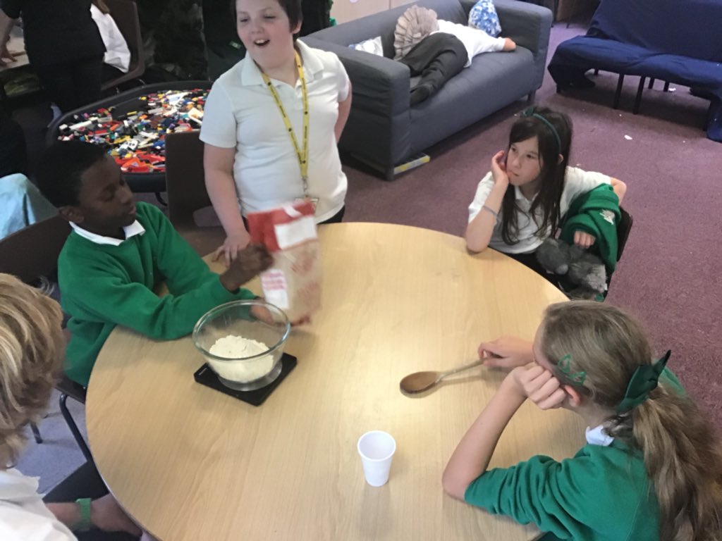 AbbeysL5's tweet image. Making our own dinosaur creations.. #fantasticfossils 🦖😁