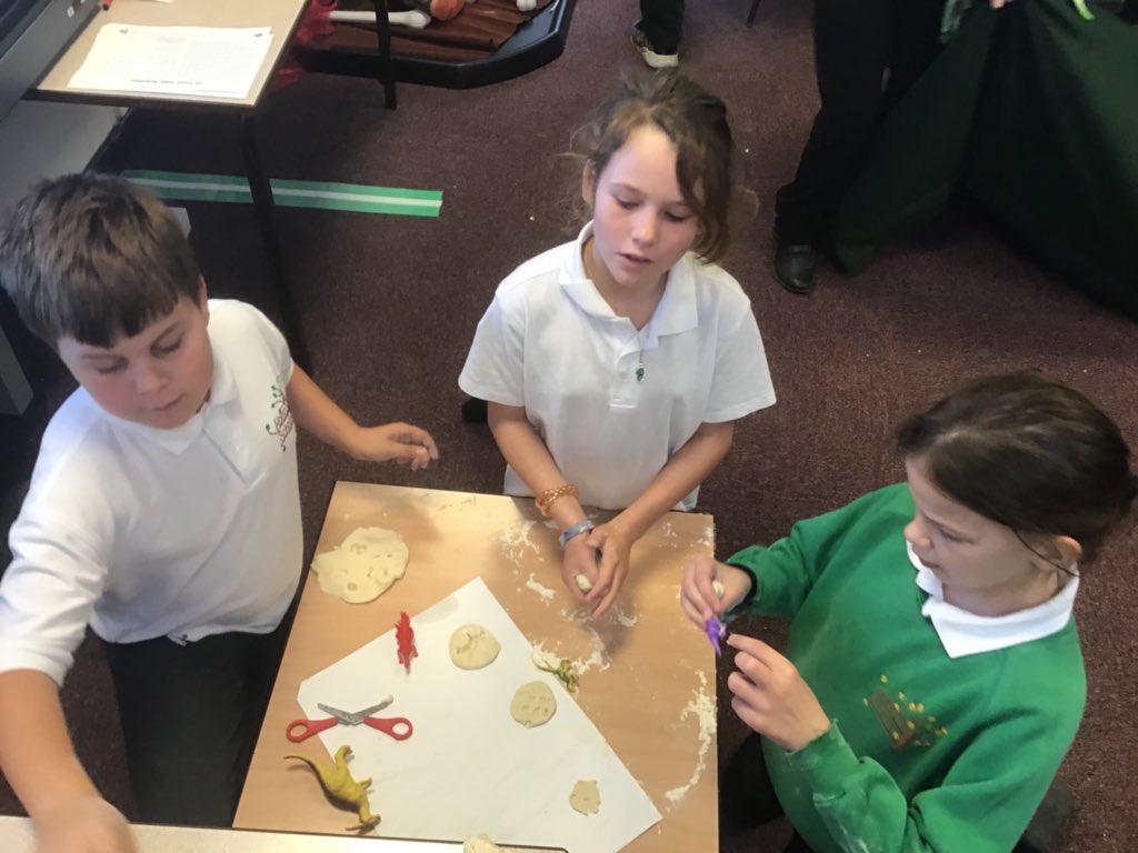 AbbeysL5's tweet image. Making our own dinosaur creations.. #fantasticfossils 🦖😁