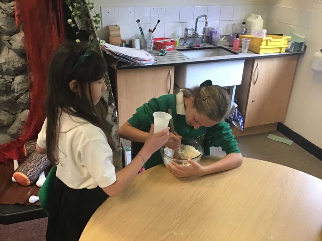 AbbeysL5's tweet image. Making our own dinosaur creations.. #fantasticfossils 🦖😁