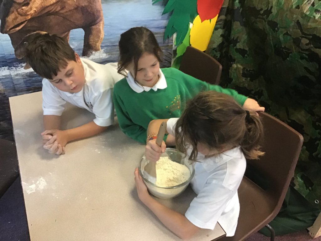 AbbeysL5's tweet image. Making our own dinosaur creations.. #fantasticfossils 🦖😁