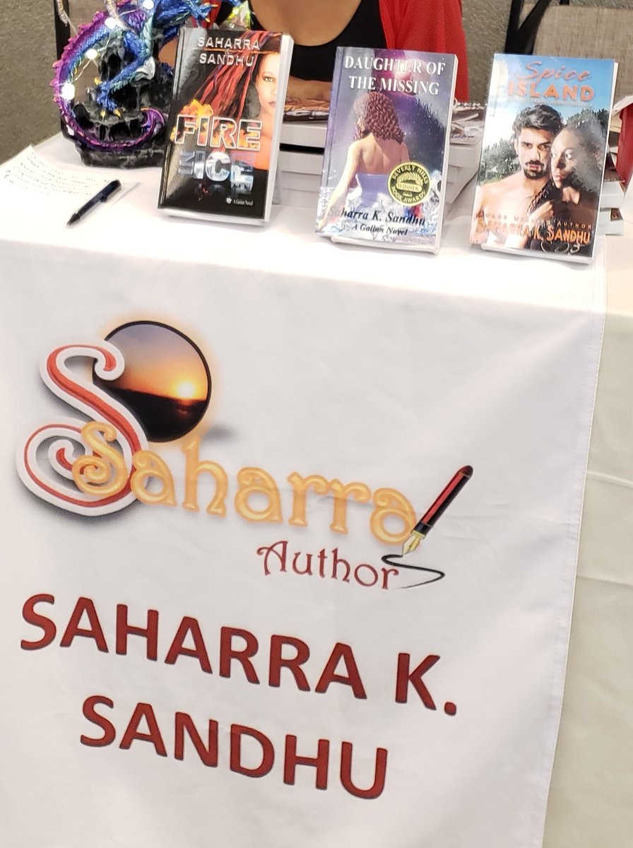 Saharra_K's tweet photo. Signing at InD'Scribe event! #indscribe2018 #romancewriters #iloveromancebooks https://t.co/xbLnDO1oUT