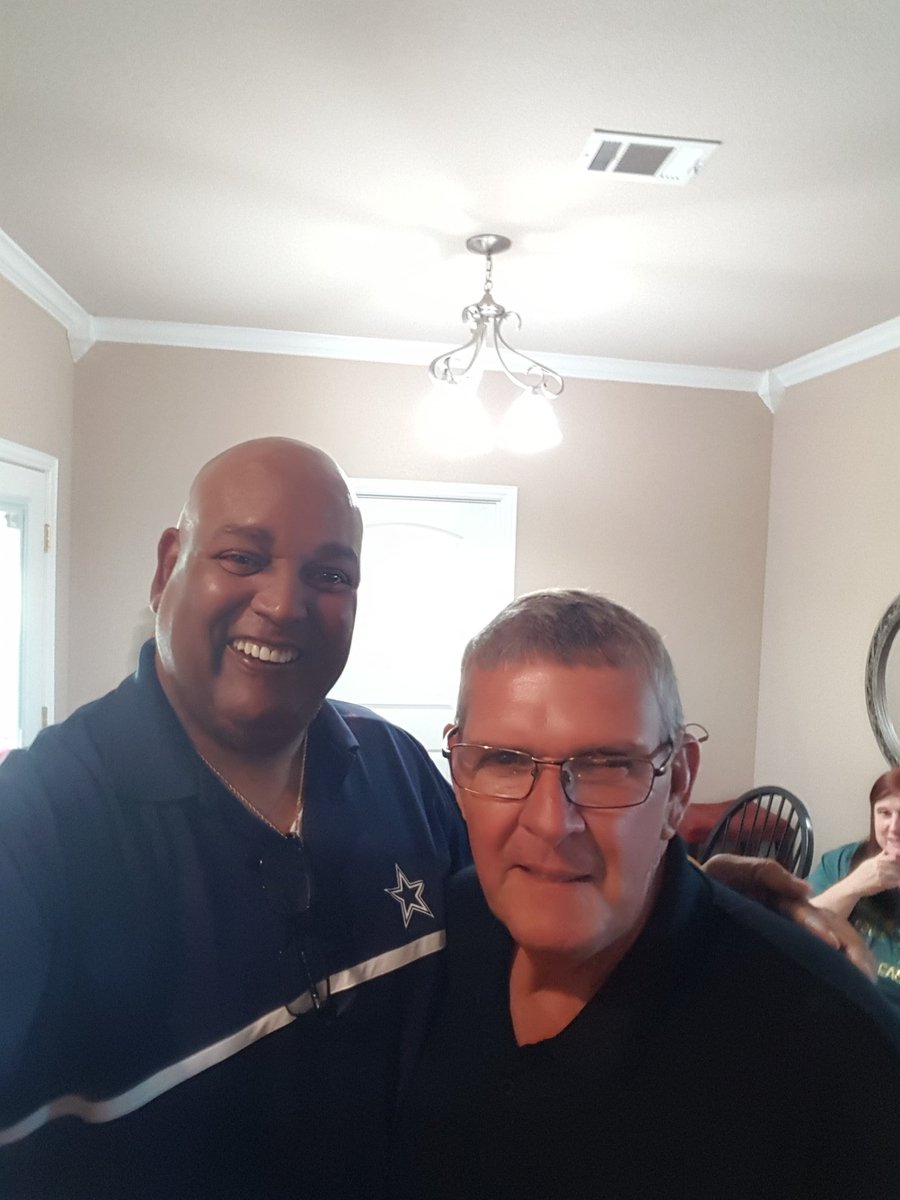 rmorrisondcool1's tweet photo. 💙💛🐝 Howard Payne University. Dropped in to se my college coach and friend, coach Bachtel. Great great man. 🐝💛💙

#HateIsNotAnOption #LoveOverHate https://t.co/7ph8JgtD9s