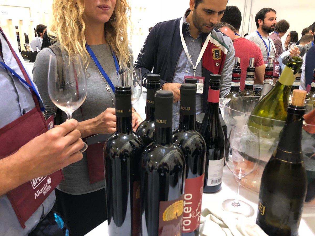 Zed_CommPR's tweet photo. #MilanoWineWeek // Oltre 900 etichette da tutta Italia a #BottiglieAperte 2018! Ci siamo anche noi! #zedcommpr #winePR #wineblogger #winelover https://t.co/kT6vjGgCj1