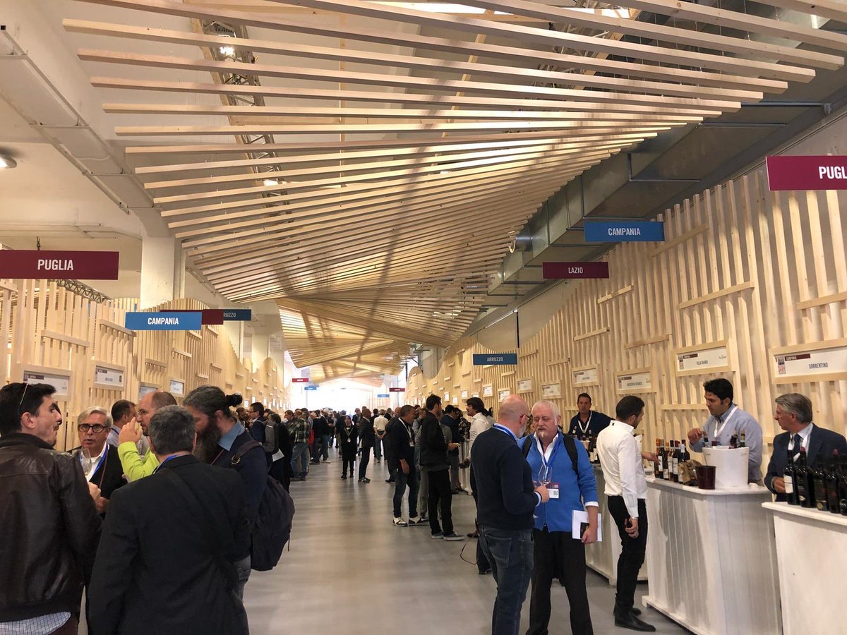 Zed_CommPR's tweet photo. #MilanoWineWeek // Oltre 900 etichette da tutta Italia a #BottiglieAperte 2018! Ci siamo anche noi! #zedcommpr #winePR #wineblogger #winelover https://t.co/kT6vjGgCj1
