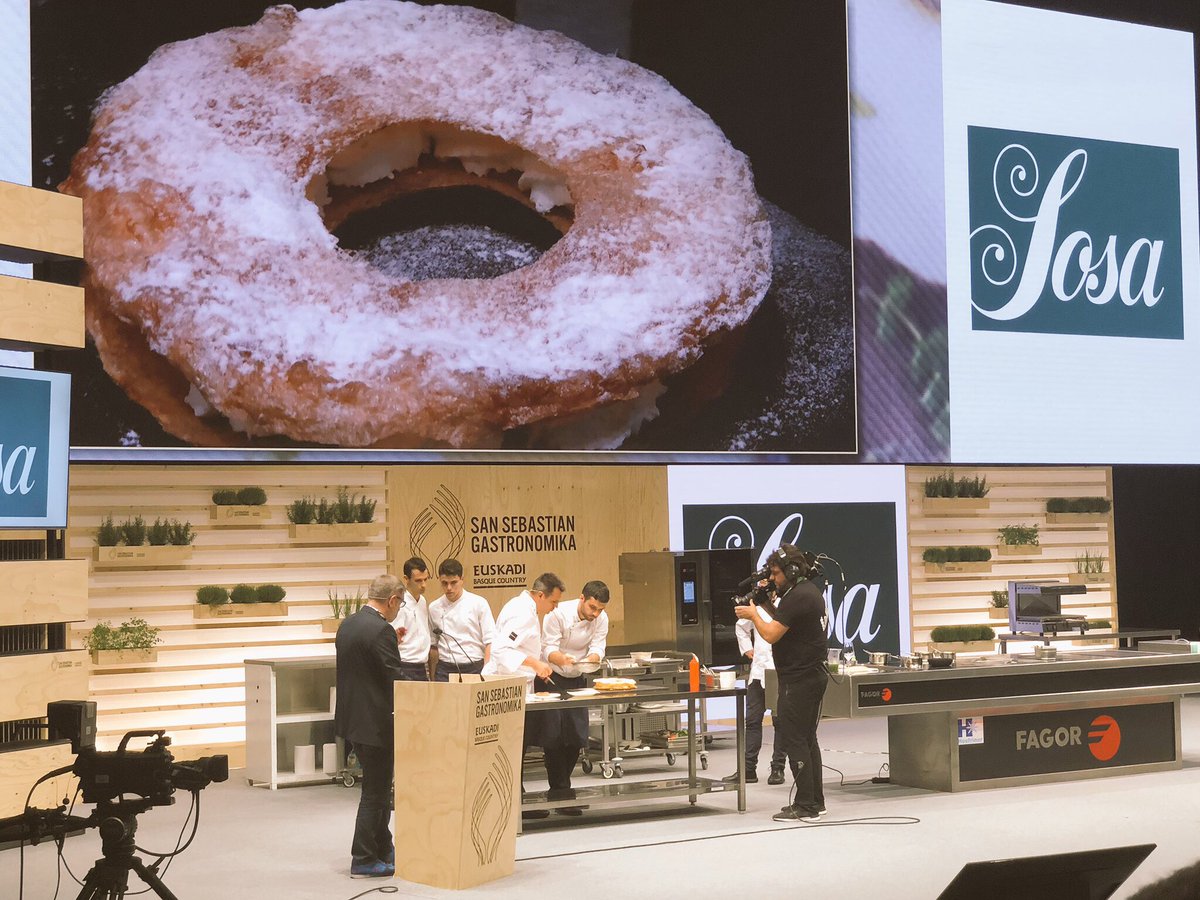 juliaplozano's tweet image. En manos de @DisfrutarBCN los ingredientes tecnológicos adquieren otra dimensión. No todo van a ser chuletas 😂😂😂 Una ponencia didáctica y entretenida para los que siempre están dispuestos a aprender #ssg18