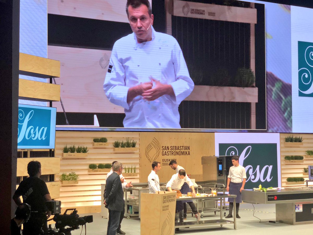 juliaplozano's tweet image. En manos de @DisfrutarBCN los ingredientes tecnológicos adquieren otra dimensión. No todo van a ser chuletas 😂😂😂 Una ponencia didáctica y entretenida para los que siempre están dispuestos a aprender #ssg18