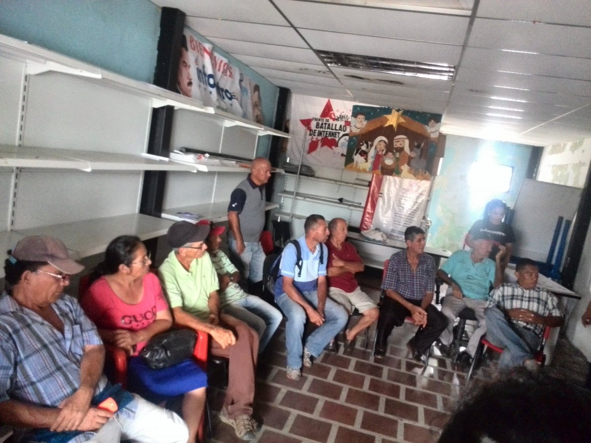 InfocentroLirio's tweet photo. Desde Infocentro Barinas seguimos cumpliendo con las orientaciones  del Pdte.@NicolasMaduro en socializar el conocimiento sobre le Economia Digital al Poder Popular que hace vida en el punto y circulo del Infocentro comunal Lirio Segura.@InfocentroLirio @Bar08_inf @InBarinas https://t.co/3b0Jqg6cGN