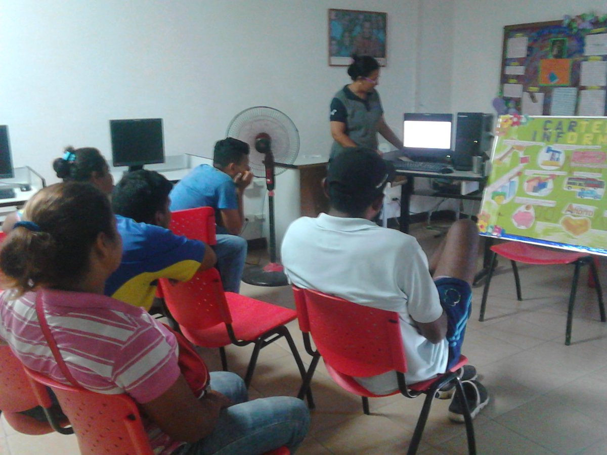 InfocentroLirio's tweet photo. #VenezuelaEnCrecimiento

 Voceros y voceras de diferentes Consejos Comunales participaron en los talleres de Economía Digital.

https://t.co/wyVHgLU7ez 

#infocentro4x4 https://t.co/2r3LTzJNAa