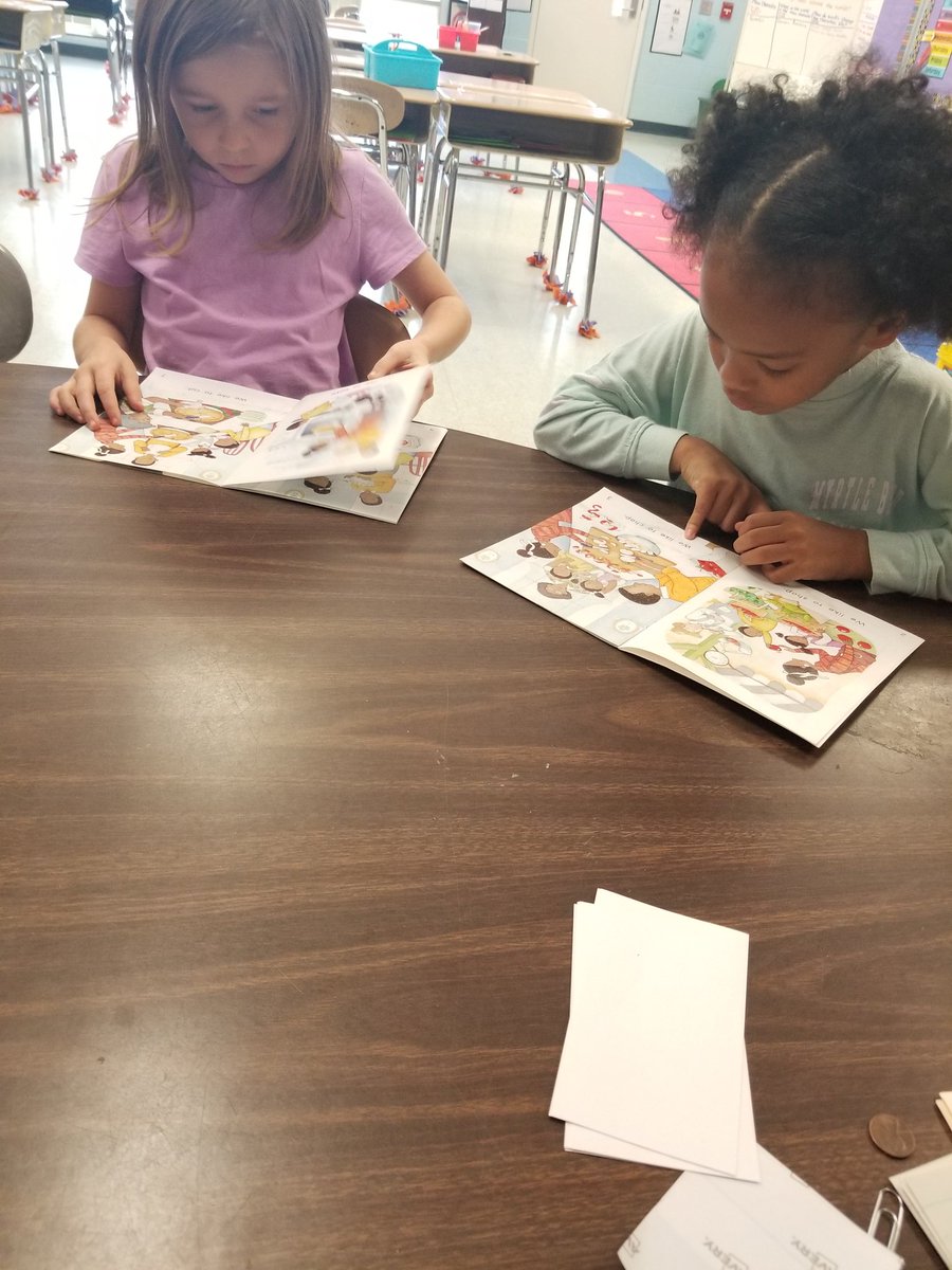 pmoylan1029's tweet photo. loving our new spelling center and reading groups! #reading #spelling #firstgradeflow #MRES https://t.co/iEE4mNGM55