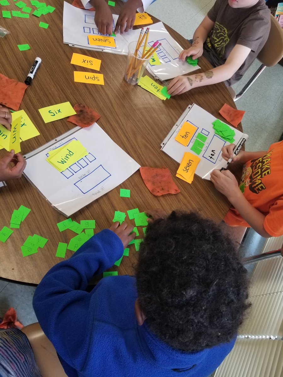 pmoylan1029's tweet photo. loving our new spelling center and reading groups! #reading #spelling #firstgradeflow #MRES https://t.co/iEE4mNGM55